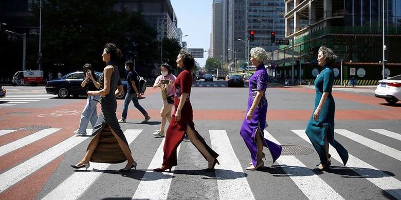 Keempat nenek yang tergabung dalam kelompok Glamma Beijing berjalan di trotoar jalan raya di Beijing, China.