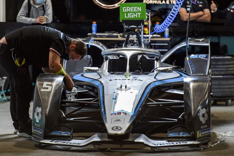 Insinyur balap tim Mercedes EQ menyiapkan mobil selama seri Diriyah E-Prix yang digelar di ibu kota Arab Saudi, Riyadh, pada 27 Februari 2021. (Photo by FAYEZ NURELDINE/AFP)