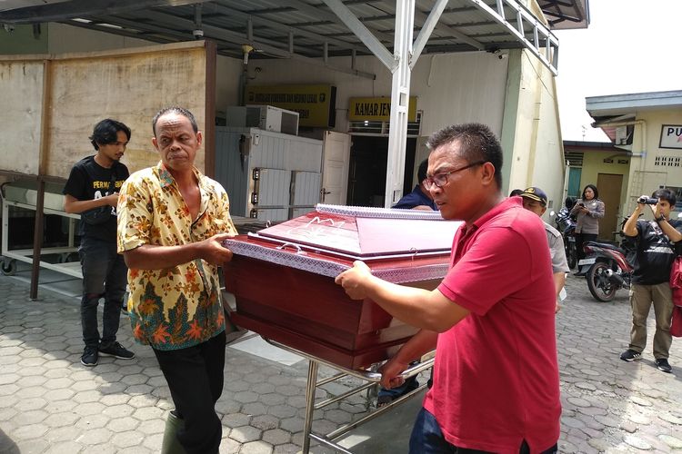 Jenazah SM dibawa dari kamar jenazah RS Bhayangkara Medan pada Kamis (6/2/2020) menggunakan ambulans polisi menuju rumah duka di Desa Huta Gambir, Kecamatan Sidikalang, Dairi.