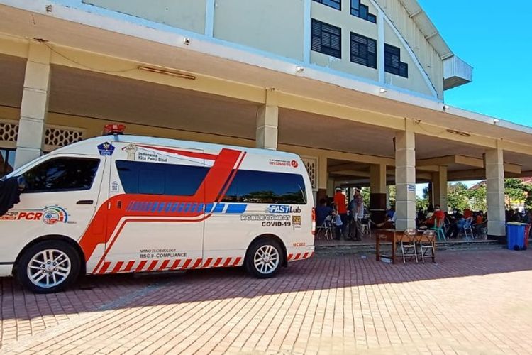 Ratusan warga menjalani tes Swab gratis yang digelar Pemerintah Kota (Pemkot) Surabaya bersama Badan Nasional Penanggulangan Bencana (BNPB) di halaman Gelanggang Olahraga (Gelora) Pancasila, Sabtu (30/5/2020).