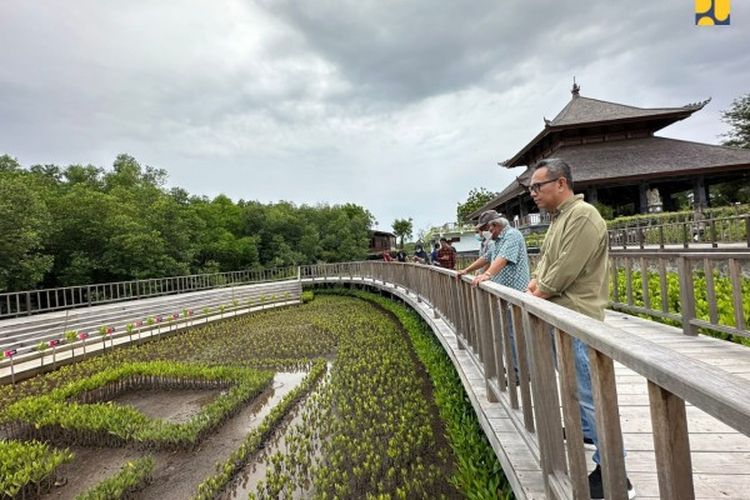 Memanfaatkan libur Minggu (15/1/2023), Menteri Pekerjaan Umum dan Perumahan Rakyat (PUPR) Basuki Hadimuljono bersama Ibu Kartika Basuki Hadimuljono meninjau kawasan Rehabilitasi dan Konservasi Hutan Mangrove Tahura Ngurah Rai, di Denpasar Bali.