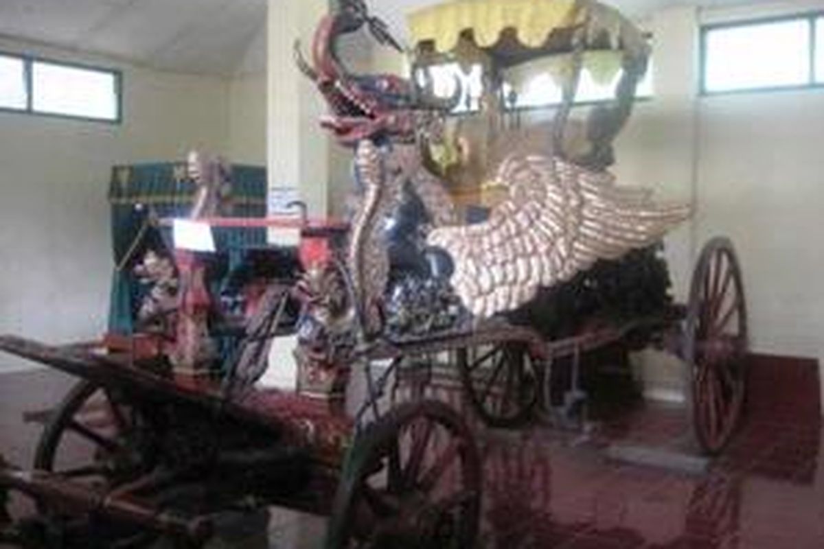 Inilah kereta Singa Barong yang ada di Keraton Kasepuhan. Kereta itu melambangkan persahabatan Cirebon dengan India, China, dan Mesir. 