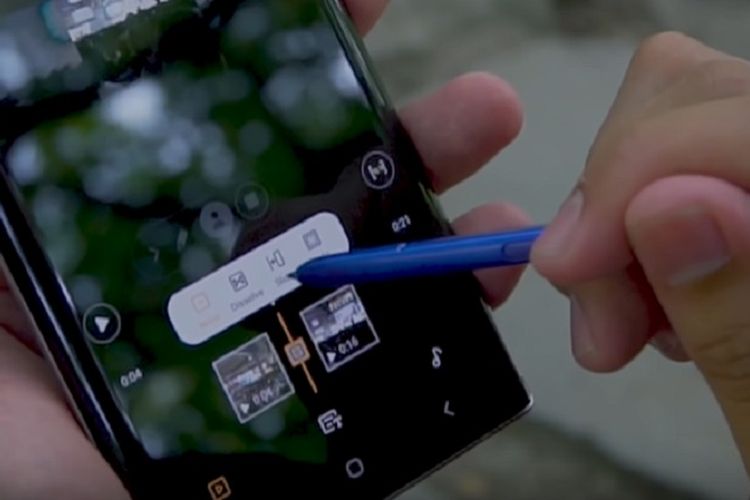 Ilustrasi mengedit video menggunakan S Pen dan aplikasi bawaan pada Galaxy Note 10
