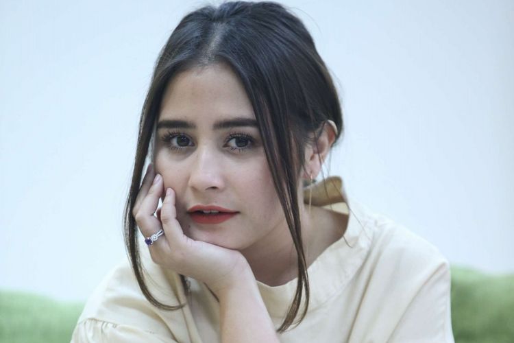 Artis peran Prilly Latuconsina saat wawancara di Kantor Redaksi Kompas.com, Jakarta, Selasa (27/3/2018). Ia tengah mempromosikan film terbaru yang dibintanginya berjudul Danur 2 : Maddah.