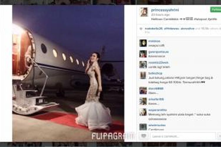 Foto Syahrini di depan pesawat jet pribadi.