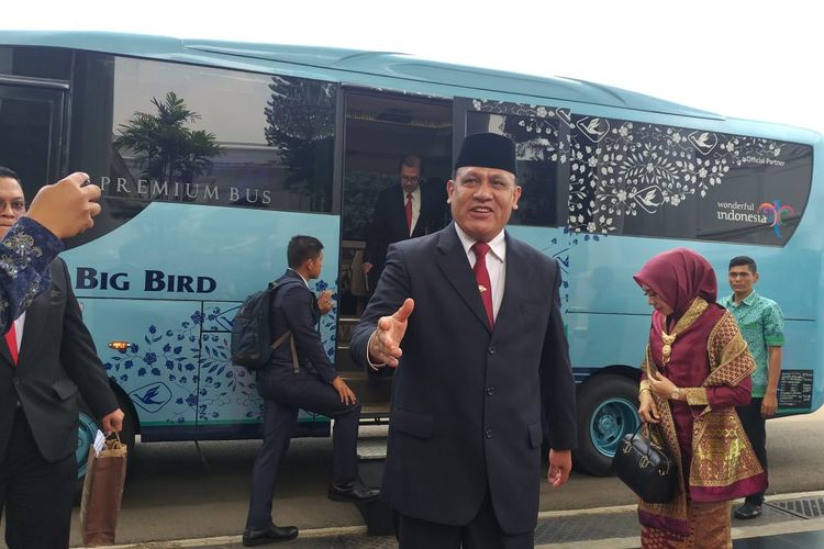 Pimpinan Komisi Pemberantasan Korupsi (KPK) terpilih periode 2019-2023 tiba di Kompleks Istana Kepresidenan Jakarta, Jumat (20/12/2019) siang. Mereka datang bersama-sama menggunakan mini bus.