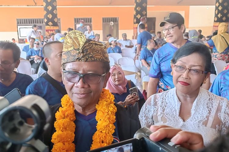 Menteri Koordinator Politik, Hukum dan Keamanan (Menko Polhukam) Mahfud MD  saat ditemui dalam acara bakti sosial Ikatan Alumni Universitas Islam Indonesia (IKA UII) di Tuban, Badung, Bali, pada Jumat (10/3/2023). Kompas.com/ Yohanes Valdi Seriang Ginta