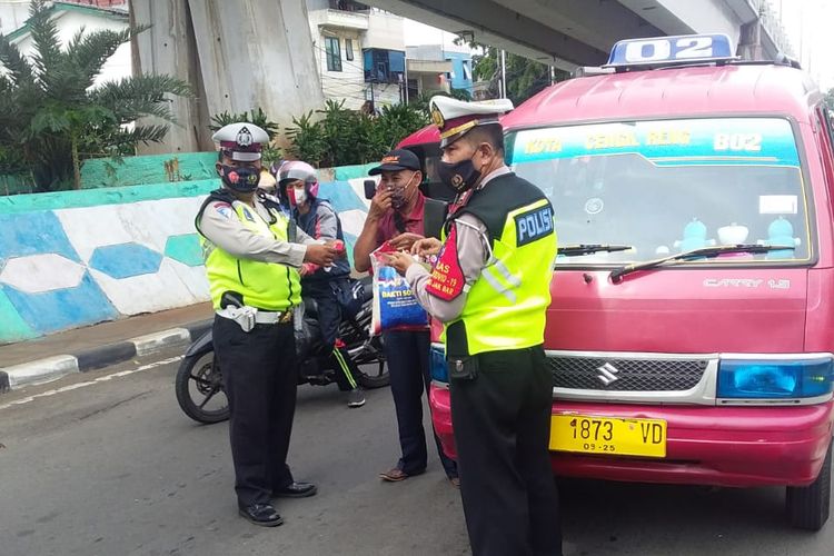 Polisi Membagikan Sembako dalam pelaksanaan Operasi Zebra pada Jumat (30/10/2020)