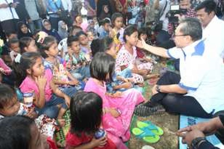 Ketua MPR RI Zulkifli Hasan memberi semnagat kepada anak-anak di lokasi Pengungsian korban gempa di Kabupaten Pidie Jaya. Zulkifli Hasan menegaskan agar anak-anak bisa mendapat layanan pendidikan yang baik pasca gempa walau dalam kondisi sekolah darurat.