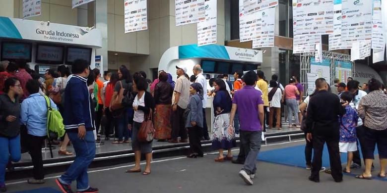 Pengunjung yang antre di loket pembelian tiket di Garuda Indonesia Travel Fair (GATF) 2013 di JCC, Jumat (13/9/2013).