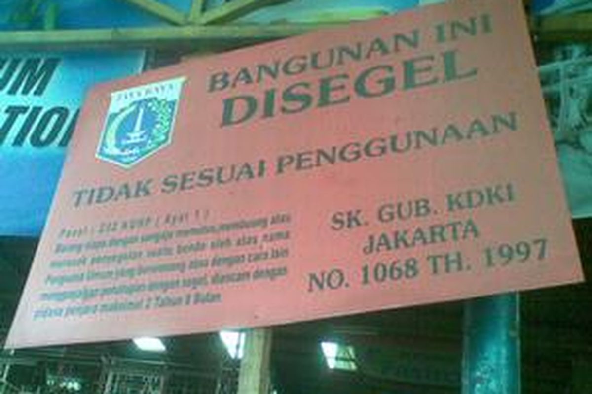 Plang penyegelan bangunan terhadap bangunan-bangunan tempat usaha di sepanjang Jalan Antasari dan Prapanca, oleh Dinas Pengawasan dan Penertiban Bangunan (P2B) wilayah Jakarta Selatan, Senin (9/8/2010).