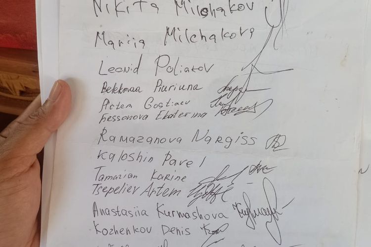 15 WNA tandatangani petisi aduan suara kokok milik warga Kelurahan Jimbaran, Kuta Selatan, Badung, Bali. Petisi itu dibuat karena merasa terganggu dengan suara kokok ayam yang kandangnya bersebelahan dengan tempat mereka menginap. /Istimewa