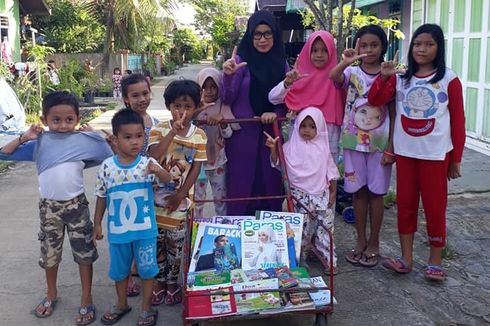 Pakai Gerobak, Bu Guru Kurnia Keliling Komplek Tawarkan Baca Buku