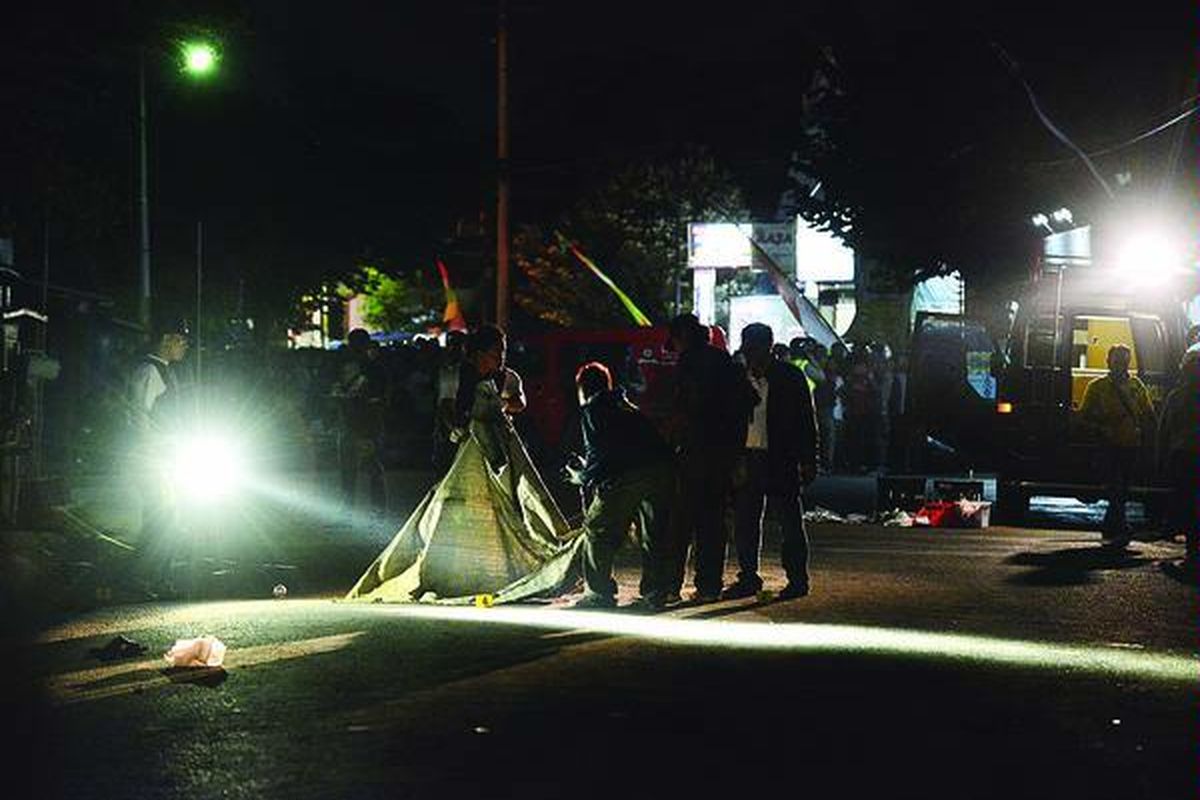 Aparat keamanan memeriksa lokasi penyergapan terhadap terduga pelaku penembakan polisi  di Jalan Veteran, Kota Solo, Jawa Tengah, Jumat (31/8) malam. Terduga pelaku teror tersebut ditembak sekitar pukul 21.30. Hingga saat ini kasus tersebut masih ditangani secara intensif oleh pihak kepolisian.