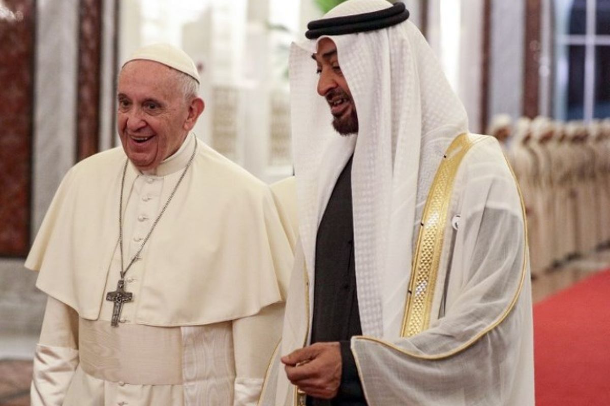 Paus Fransiskus (kiri) disambut oleh Putra Mahkota Abu Dhabi Syeikh Mohammed bin Zayed al-Nahyan (kanan) setibanya di Bandara Internasional Abu Dhabi di Uni Emirat Arah pada Minggu (3/2/2019). (AFP/ANDREW MEDICHINI)