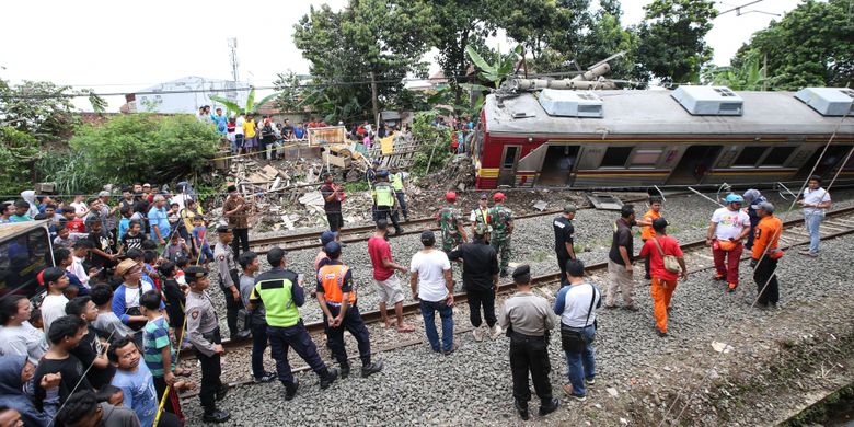 Kereta Api 1722 jurusan Jatinegara menuju Bogor anjlok saat melintas di antara Stasiun Cilebut dan Bogor, Minggu (10/3/2019). Akibatnya, enam orang mengalami luka-luka dan sejumlah perjalanan KRL lintas Jakarta Kota-Bogor terganggu.