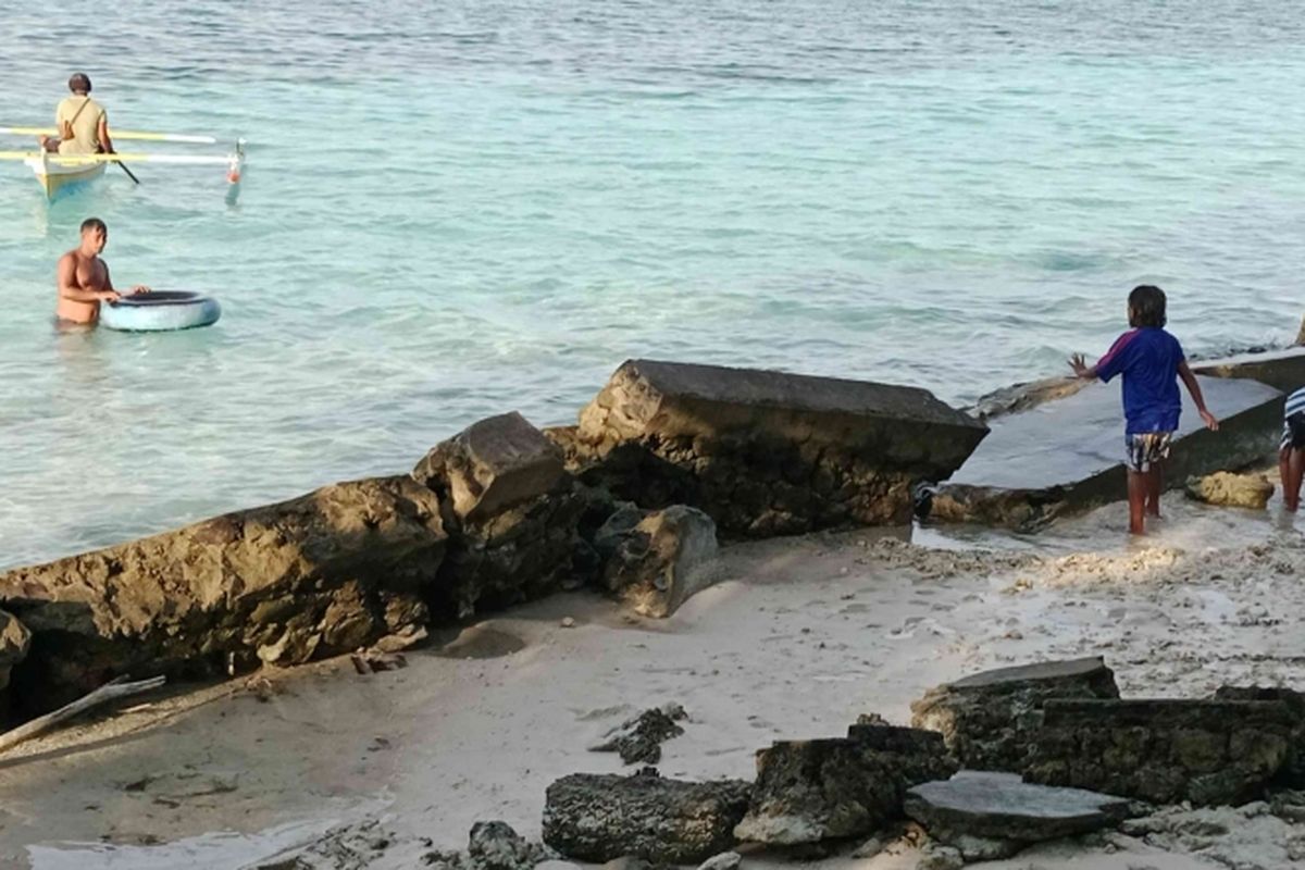 Eksotisme Pantai Liang yang membuat pengunjung betah berlama-lama