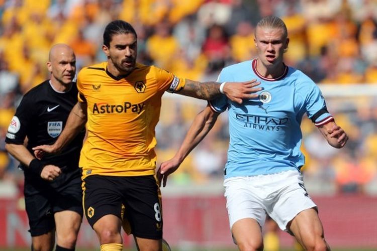 Penyerang Man City Erling Haaland (kanan) berduel dengan gelandang Wolves Ruben Neves (kiri) dalam laga lanjutan Liga Inggris musim 2022-2023 di Stadion Molineux, Wolverhampton, Sabtu (17/9/2022) malam WIB. Laga Wolves vs Man CIty termasuk dalam pekan kedelapan Liga Inggris 2022-2023.