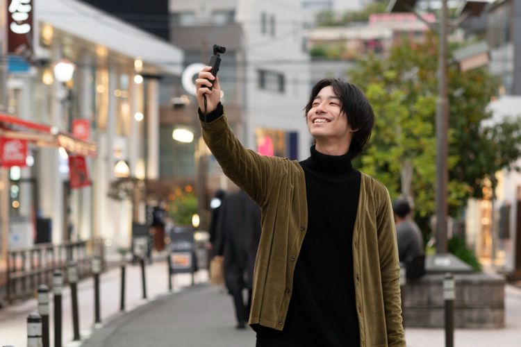 Pernah merasa kosong meski dikelilingi banyak orang? Psikolog jelaskan fenomena kesepian di keramaian, penyebabnya, dan kapan perlu mencari bantuan.