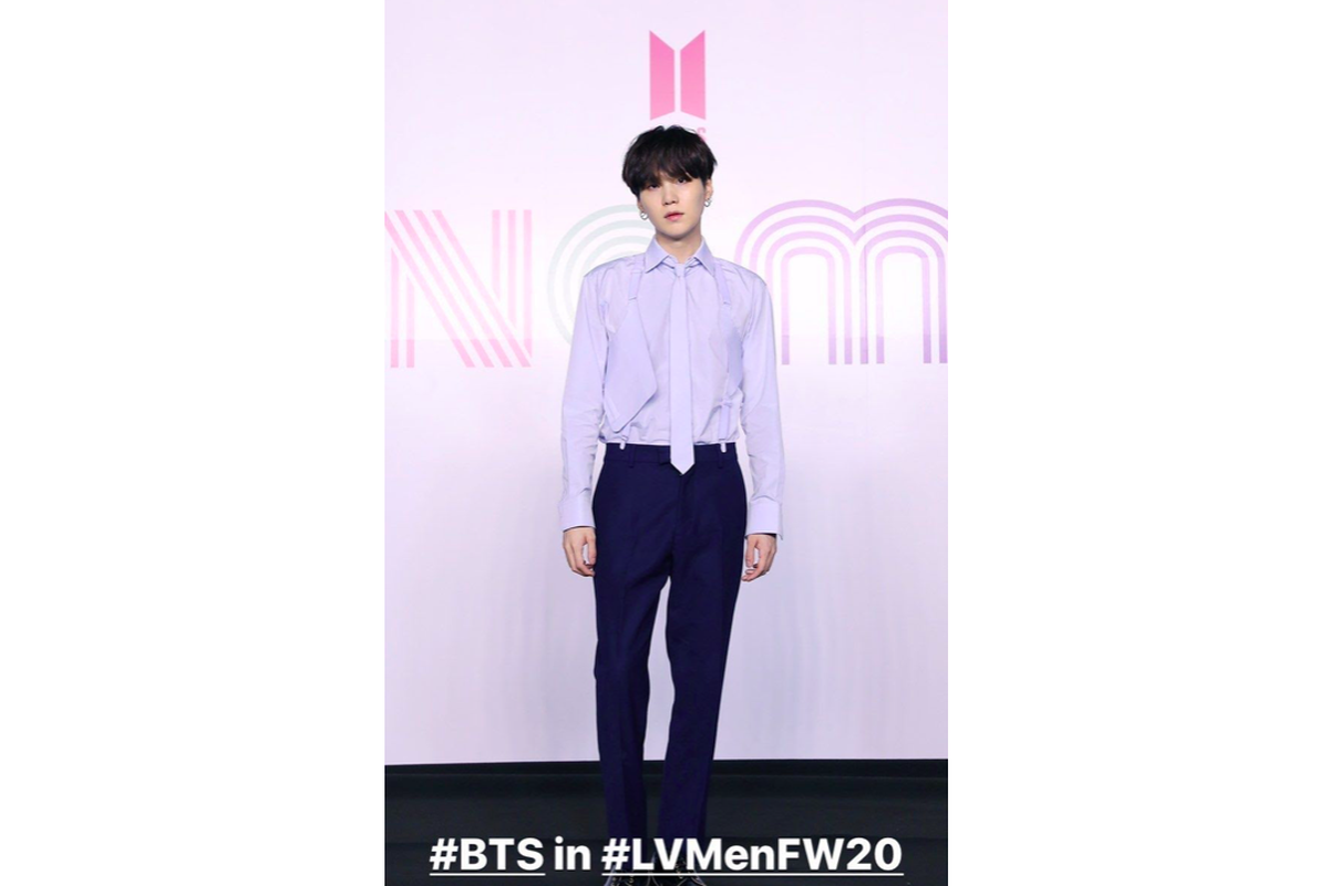 Suga BTS tampil trendy dengan Louis Vuitton White Monogram Leather Cut Away Vest dan kemeja putih. 