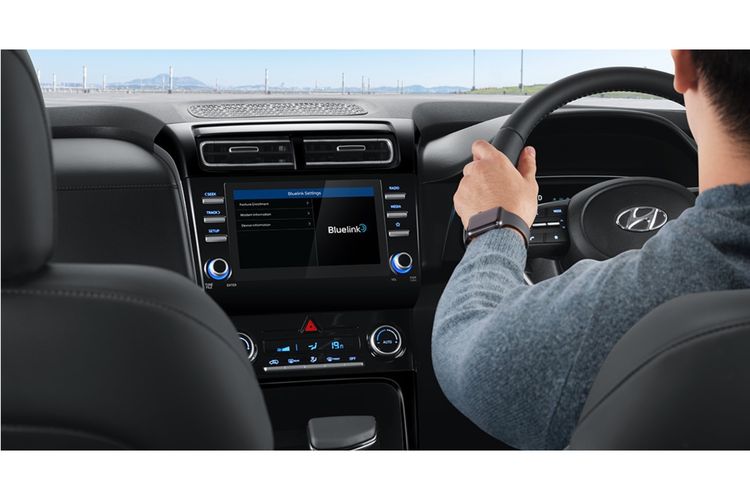 Penyematan Bluelink pada mobil Hyundai membuat pemiliknya dapat mengontrol dan mengoperasikan sejumlah fitur kendaraan dari jarak jauh. 