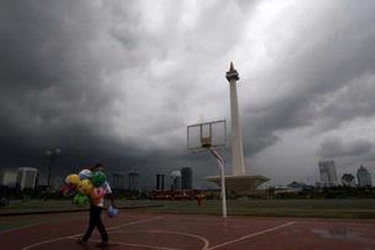 Ilustrasi : Awan mendung dan angin merayap di langit Jakarta, Jumat (6/1/2012). Potensi hujan deras disertai angin kencang masih menghantui Jakarta hingga akhir musim hujan selesai. Badan Meteorologi, Klimatologi dan Geofisika (BMKG) memprediksi cuaca ekstrim dan puncak hujan di wilayah DKI Jakarta masih berlangsung hingga Maret 2012.