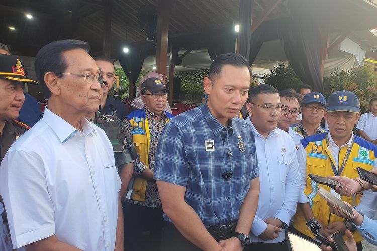 Menteri Koordinator Bidang Infrastruktur dan Pembangunan Kewilayahan, Agus Harimurti Yudhoyono (baju biru) di Karangmojo, Gunungkidul, Daerah Istimewa Yogyakarta, Rabu (8/10/2025) petang.