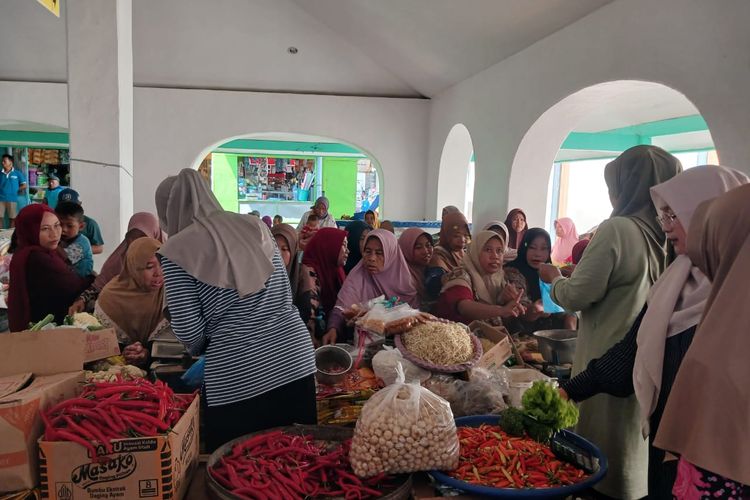Saat Warga Rela Berdesakan demi Telur Gratis yang Dibeli Mendag di Pasar Sidayu Gresik