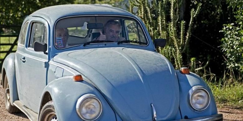 Presiden Uruguay Jose Mujica tengah mengendari mobil VW Beetle kesayangannya.