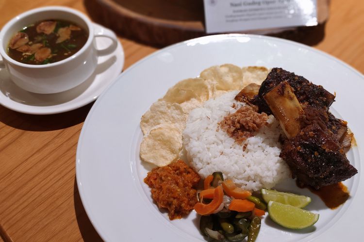 Nasi Iga Bakar Mercon, salah satu menu Rindu Rumah di Paris Baguette, Senayan City, Jakarta Pusat,  Kamis (18/9/2025). 
