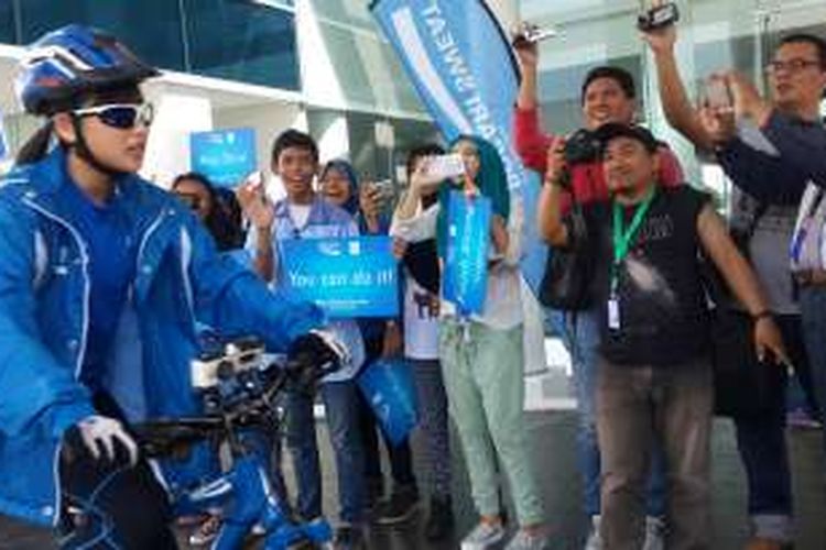 Haruka JKT48  tiba di Pabrik PT Amerta Indah Otsuka di Kejayan, Kabupaten Pasuruan, Jawa Timur, Rabu (1/6/2016). Haruka sedang menempuh perjalanan dari Jakarta ke Surabaya dengan bersepeda.