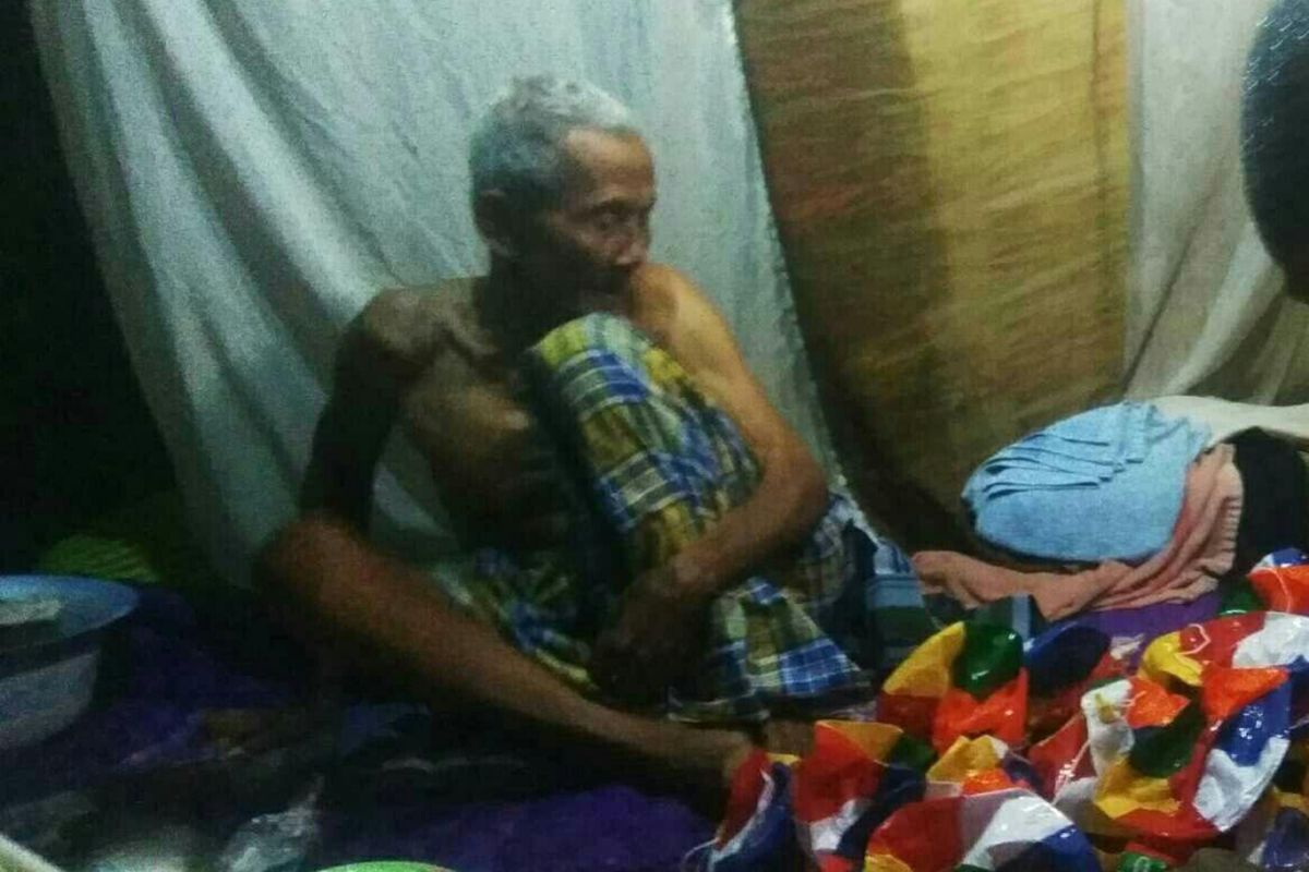 Nur Khalik, penjual abu gosok di Pisangan berusia 101 tahun, Kamis (15/6/2017), sedang beristirahat di gubuknya.