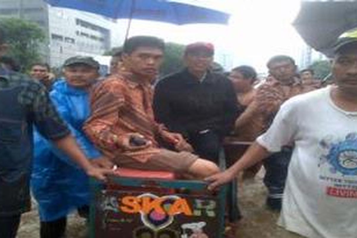 Gubernur DKI Jakarta Joko Widodo meninjau banjir yang berada di kawasan Thamrin-Bundaran HI dengan menggunakan gerobak, Kamis (17/1/2013). Banjir di kawasan Thamrin sudah sampai pinggang orang dewasa.