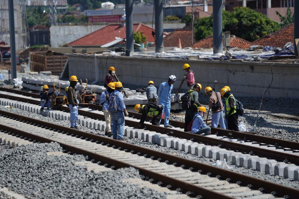 Rel Kereta Api Cepat Jakarta Bandung dalam tahap penyesuaian halus atau fine adjustment menjelang comissioning test.