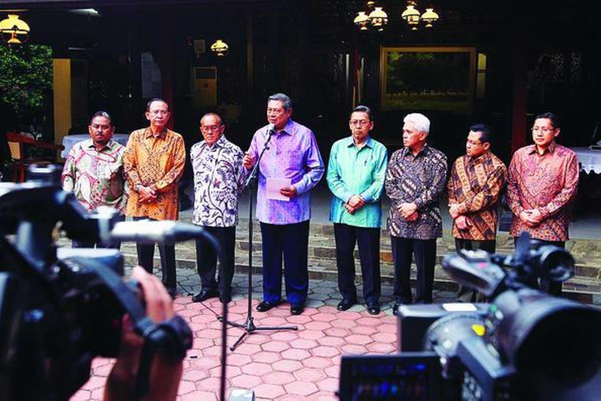  Presiden Susilo Bambang Yudhoyono didampingi Wakil Presiden Boediono bersiap memberikan keterangan pers seusai bertemu dengan para ketua umum partai politik koalisi di kediaman Puri Indah Cikeas, Bogor, Jawa Barat, Kamis (13/10). Ketua umum partai politik koalisi yang hadir pada pertemuan tersebut adalah (dari kiri ke kanan) Presiden Partai Keadilan Sejahtera Luthfi Hasan Ishaaq, Ketua Umum Partai Persatuan Pembangunan Suryadharma Ali, Ketua Umum Partai Golkar Aburizal Bakrie, Ketua Umum Partai Amanat Nasional Hatta Rajasa, Ketua Umum Partai Kebangkitan Bangsa Muhaimin Iskandar, dan Ketua Umum Partai Demokrat Anas Urbaningrum.
