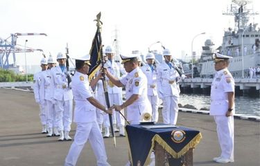 Qattiq kiyimdagi etuk ayollarning fotosuratlari Yalangoch mashhurlarga qarash