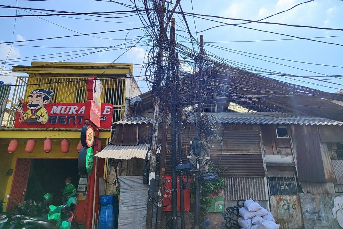 Kabel semrawut di Jalan Kyai H Syahdan, Kemanggisan, Palmerah, Jakarta Barat, Rabu (9/8/2023). 