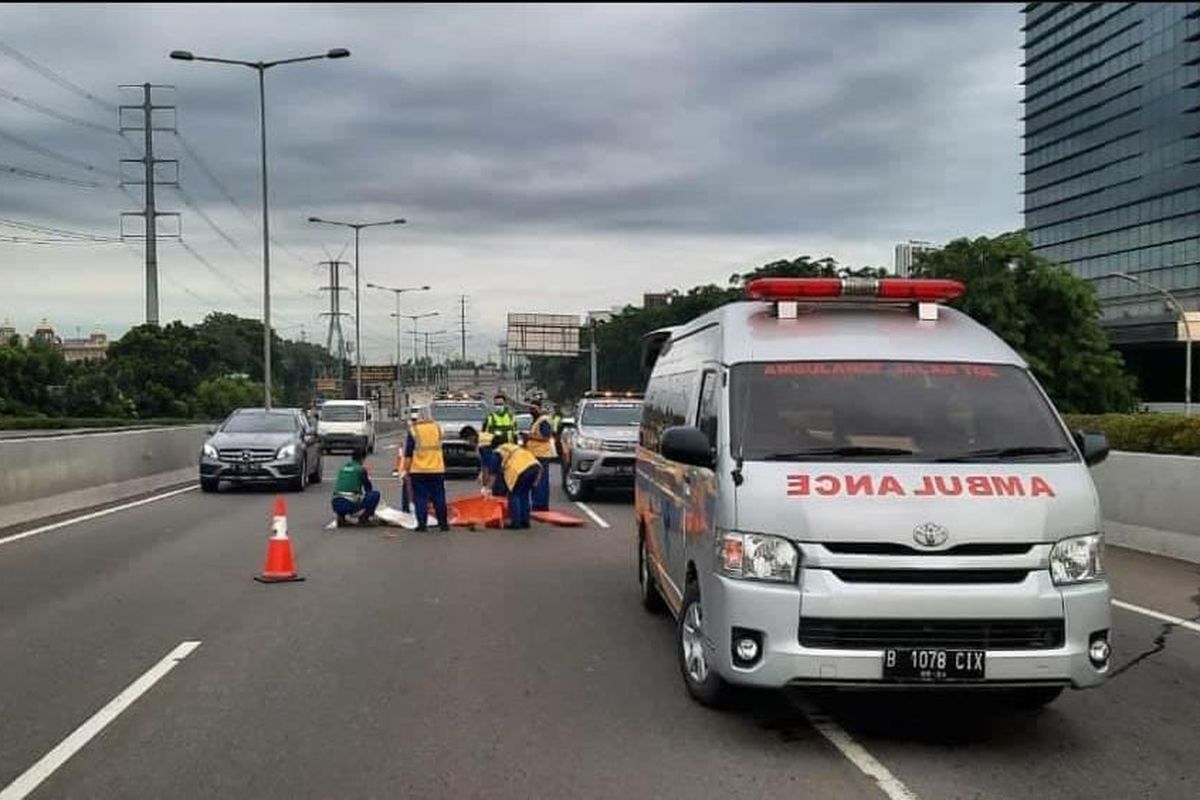 Seorang pria tak dikenal tewas di jalan Tol Lingkar Barat KM 07.600 A, Kembangan, Jakarta Barat, pada Jumat (3/12/2021). 
