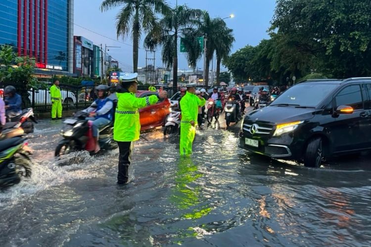 Hujan Deras Guyur Pekanbaru, Jalan Sudirman Banjir dan Macet