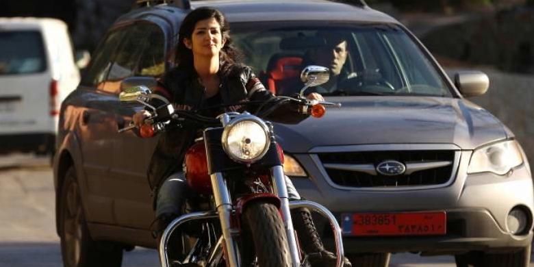Lady biker dan tato artis Henriette Ibrahim mengendarai Harley Davidson-nya di Kota Broumana, Timur Laut Ibukota Beirut, 5 Desember 2015.