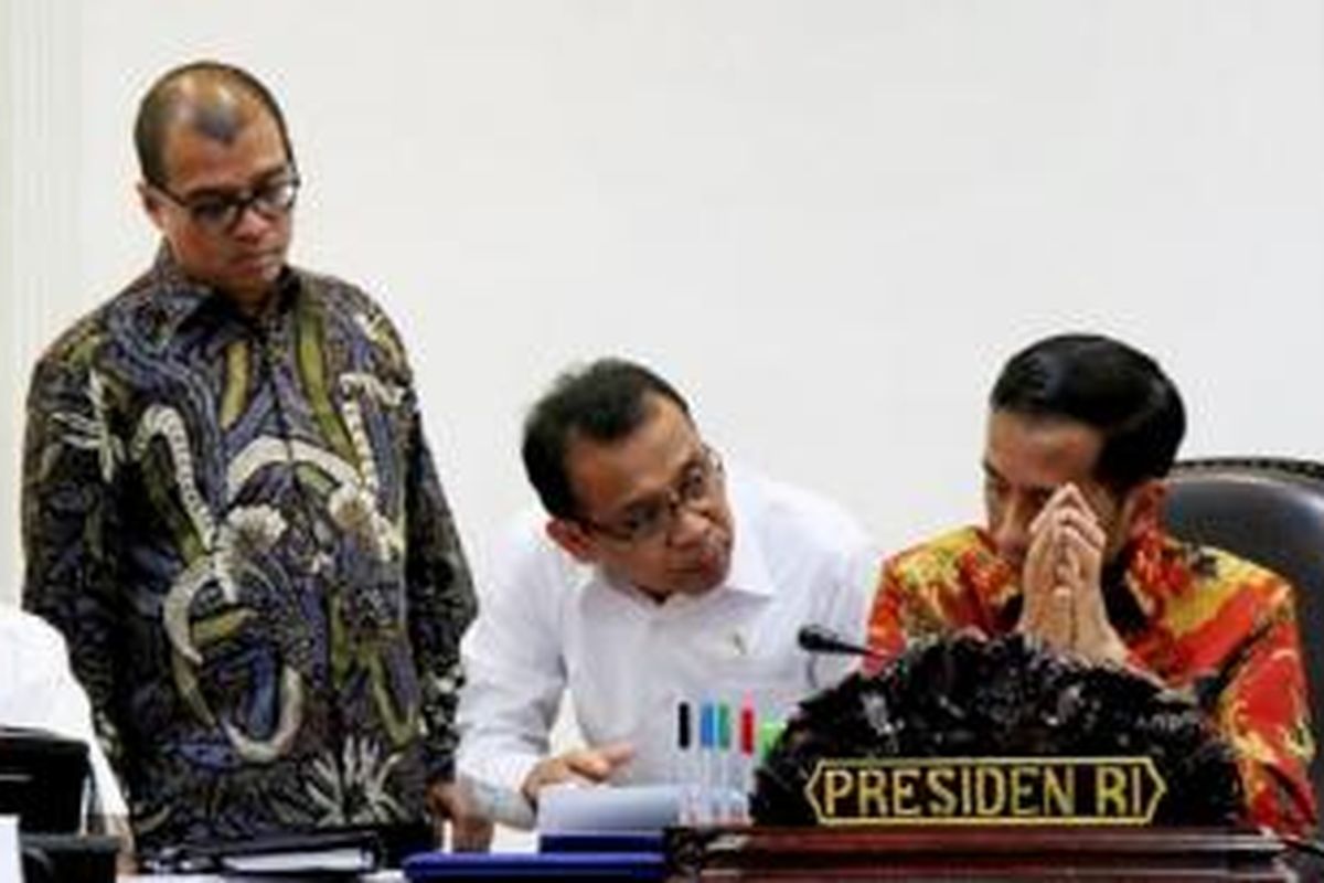 Mengapa Andi Widjajanto Dicopot sebagai Seskab?