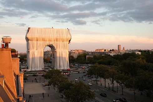  L’Arc De Triomphe Dibungkus Kain Daur Ulang