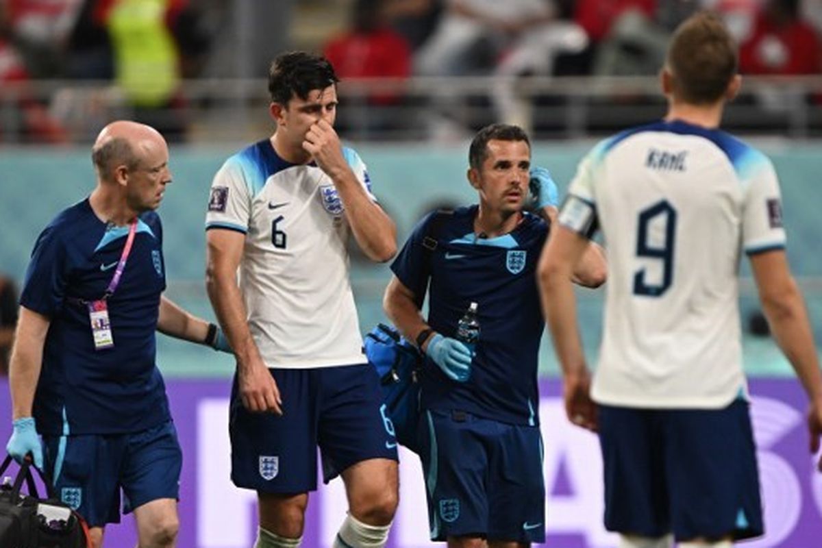 Bek timnas Inggris Harry Maguire mendapat perawatan medis setelah mengalami kesakitan di tengah laga kontra Iran. Laga Inggris vs Iran dalam matchday pertama fase grup Piala Dunia 2022 itu berlangsung di Stadion Internasional Khalifa, Doha, Qatar, pada Senin (21/11/2022) malam WIB.