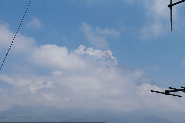Visual erupsi Gunung Semeru dengan letusan setinggi 700 meter, Jumat (5/9/2025).