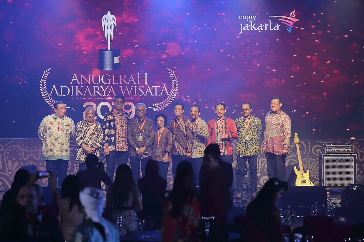 Sejumlah pejabat yang hadir di acara Adikarya Wisata 2019 melakukan foto bersama di akhir acara, Jumat (6/12/2019)
