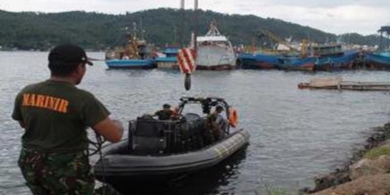 Seorang anggota Marinir sedang mengawasi kenderaan khusus Sea Raider yang baru saja diturunkan dari KRI Teluk Sibolga di Pangkalan TNI AL Bitung, Senin (11/3). Kenderaan ini akan digunakan untuk menjelajah 15.909 KM garis pantai Pulau Sulawesi.