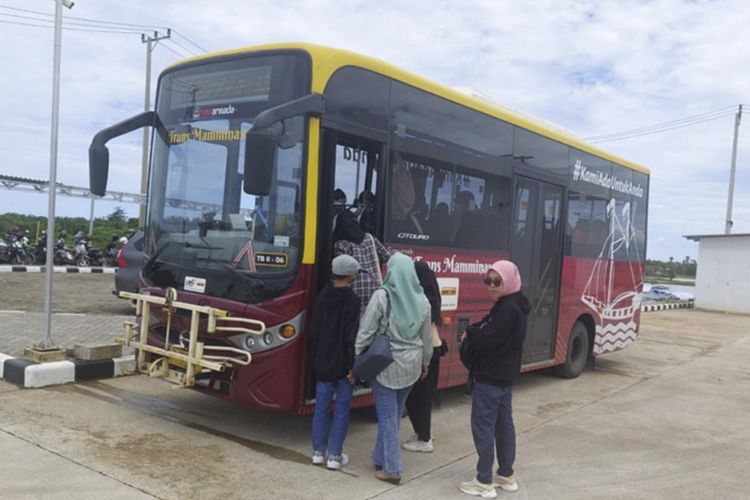 (Ilustrasi) Moda transpsortasi massal berupa bus trans saat sedang beroperasi mengangkut penumpang di halte, Rabu (1/11/2023) moda transportasi tersebut dirasa belum cukup mengatasi kemacetan di Kabupaten Bandung. Melihat hal itu Pemerintah Kabupaten Bandung berencana akan membangun moda transportasi massal berupa Cable Car (kereta gantung) untuk mengatasi kemacetan di beberapa titik di Kabupaten Bandung