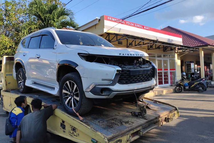 Pengendara Pajero Sport Dakar diborgol dan dirampok di tengah jalan oleh begal yang pura-pura jadi polisi. Satu pelaku atas nama Joni alias Usman (46) ditangkap dan satu lainnya masih buron.  Berikut penampakan mobil korban saat rilis kasus di Polda Sumsel, Rabu (1/7/2020).