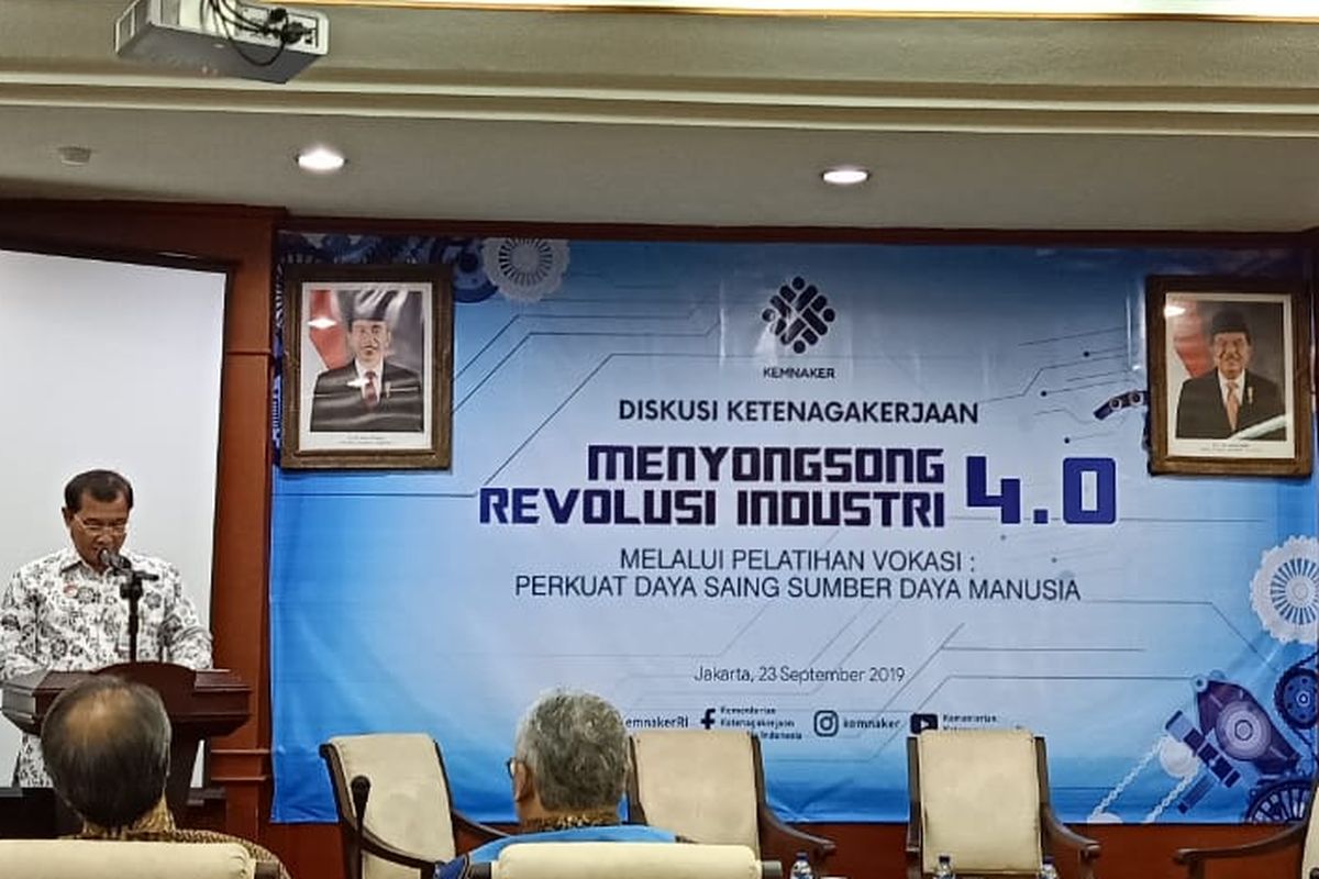 Staf Ahli Menteri Bidang Ekonomi dan Sumber Daya Manusia Kementerian Ketenagakerjaan (Kemnaker), Aris Wahyudi saat membuka Diskusi Panel dengan Tema Menyongsong Revolusi Industri 4.0 melalui Pelatihan Vokasi: Perkuat Daya Saing Sumber Daya Manusia (SDM) di Jakarta, Senin (23/9/2019).