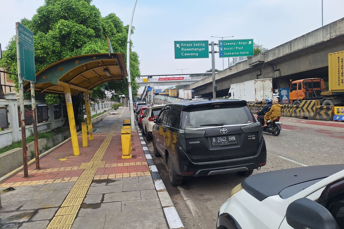 Parkir liar dekat Polres Metro Jakarta Utara, Kamis (17/7/2025).